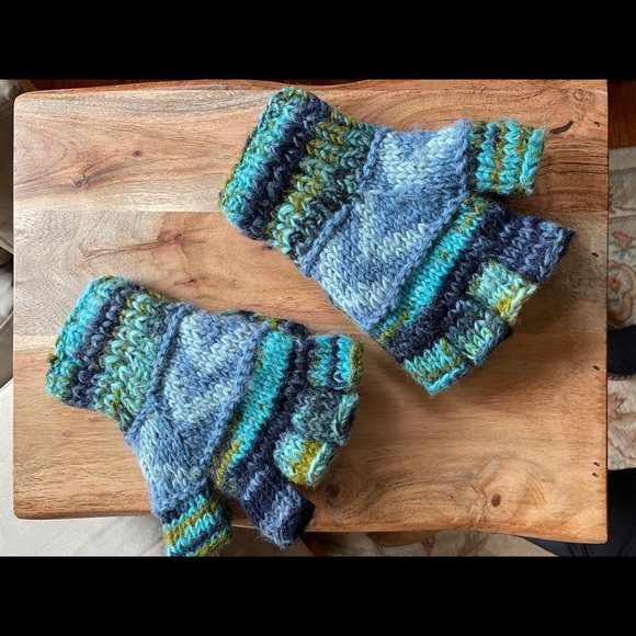 Mittens - Picture 4 of 5